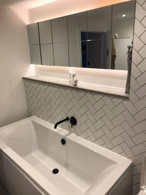 New Town House With *Free Allocated Parking* Apartment Brighton Екстериор снимка
